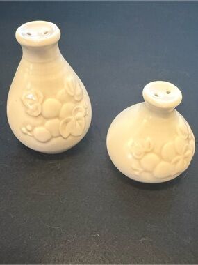 Vintage Metlox Ceramic Floral Salt and Pepper Shaker Set in Cream